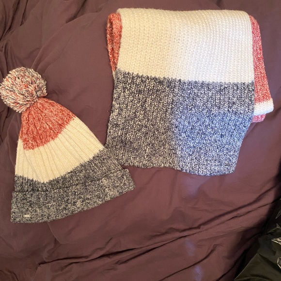 Matching Tommy Hilfiger toque and scarf - Picture 1 of 3